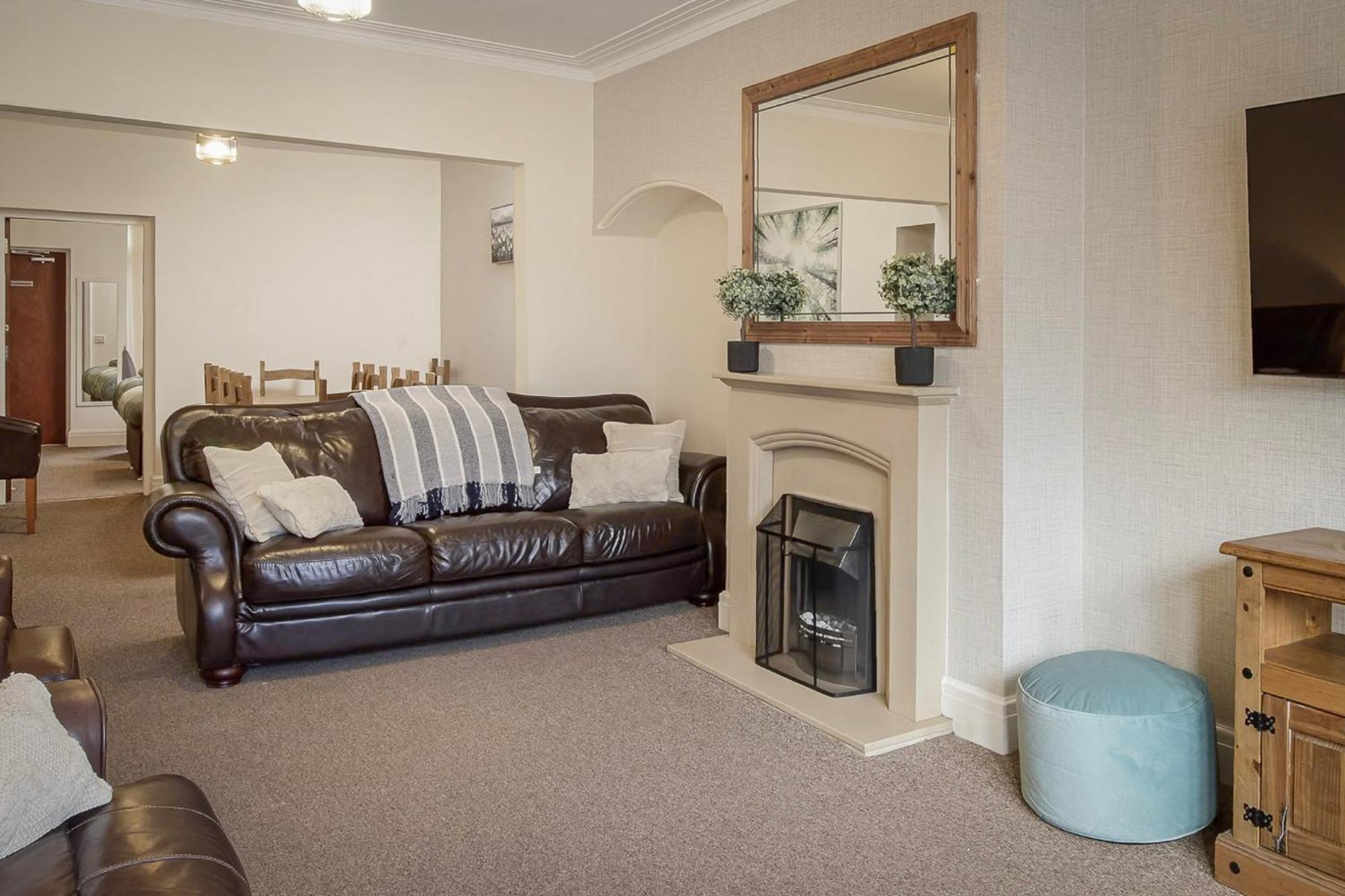 Arnside - Spacious 10-Bedroom Seaside Cottage 黑潭 外观 照片