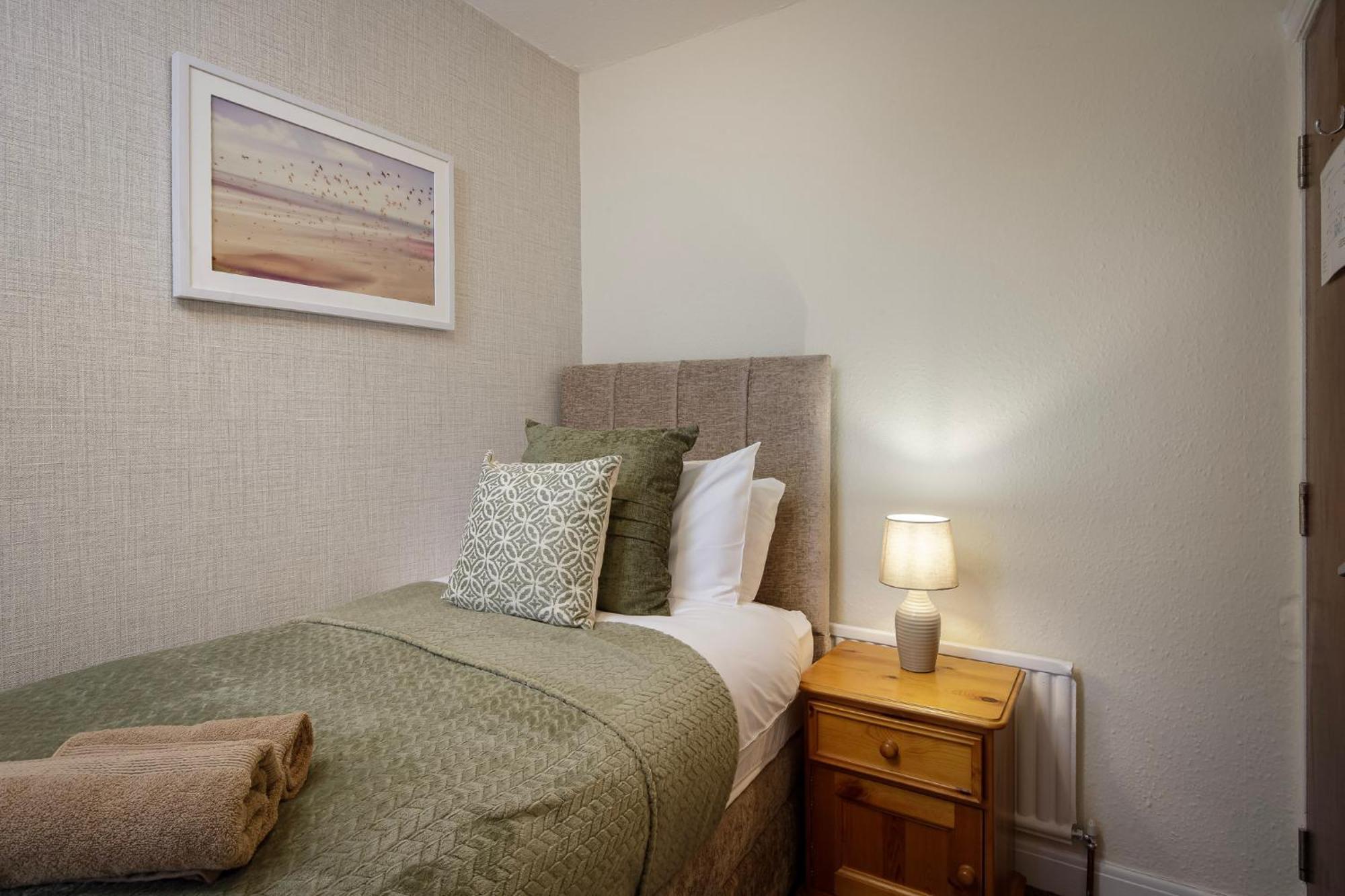 Arnside - Spacious 10-Bedroom Seaside Cottage 黑潭 外观 照片