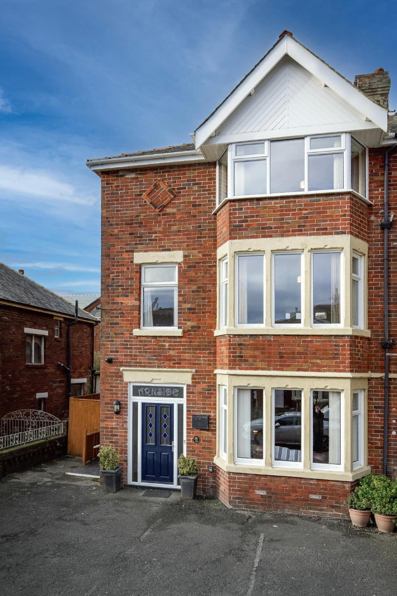 Arnside - Spacious 10-Bedroom Seaside Cottage 黑潭 外观 照片