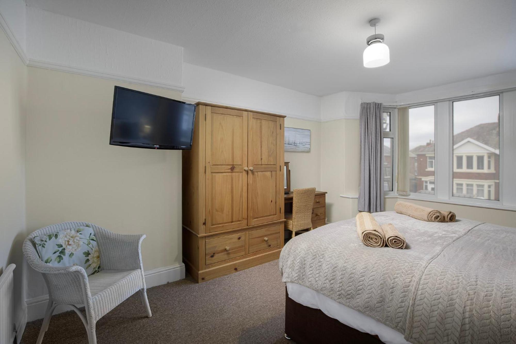 Arnside - Spacious 10-Bedroom Seaside Cottage 黑潭 外观 照片