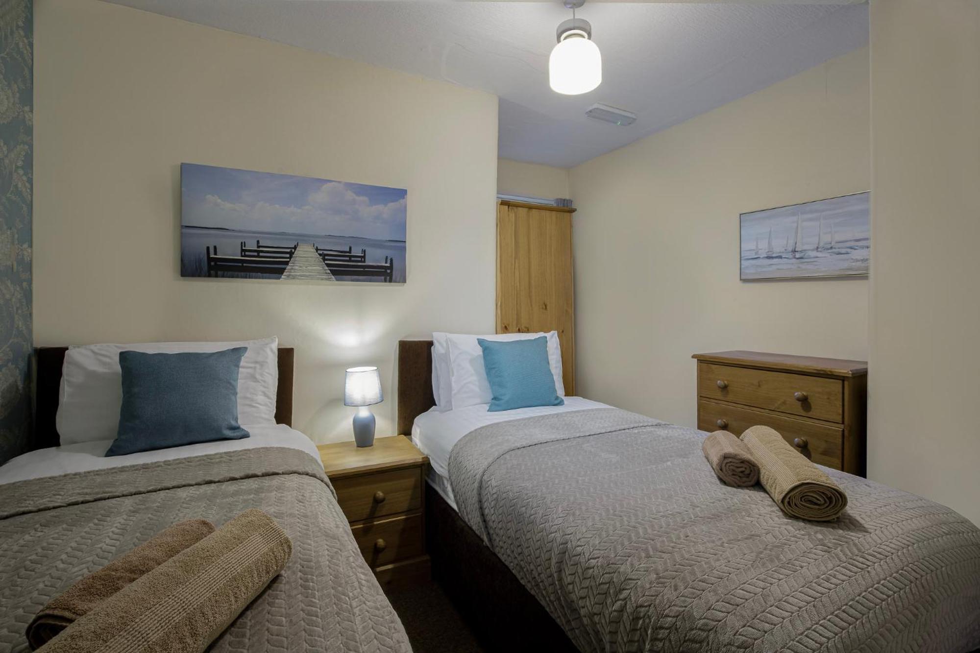 Arnside - Spacious 10-Bedroom Seaside Cottage 黑潭 外观 照片