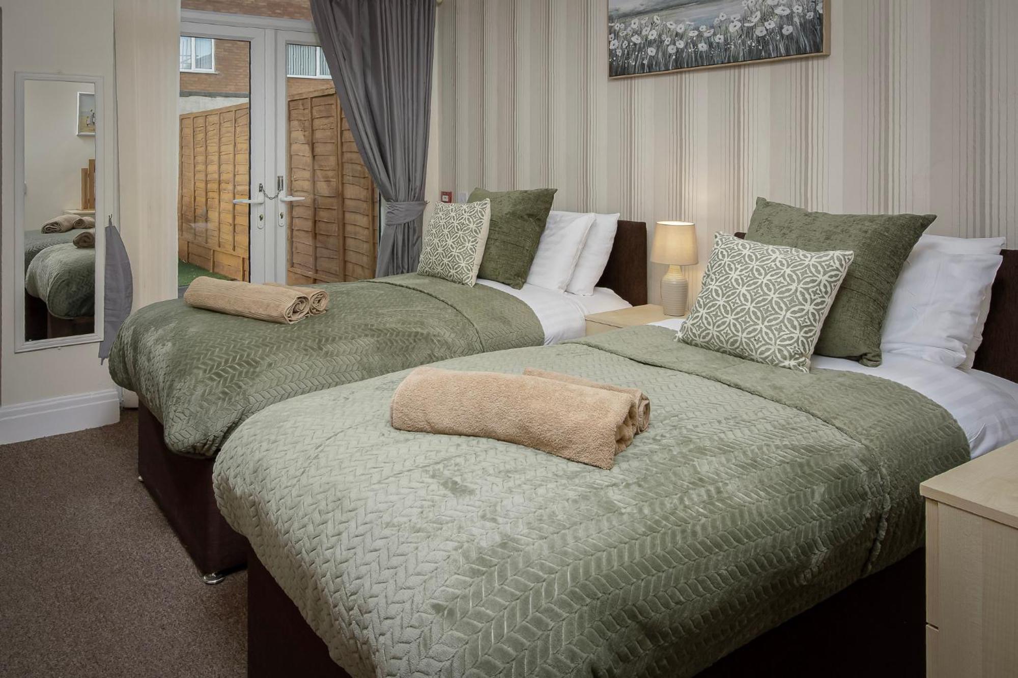 Arnside - Spacious 10-Bedroom Seaside Cottage 黑潭 外观 照片