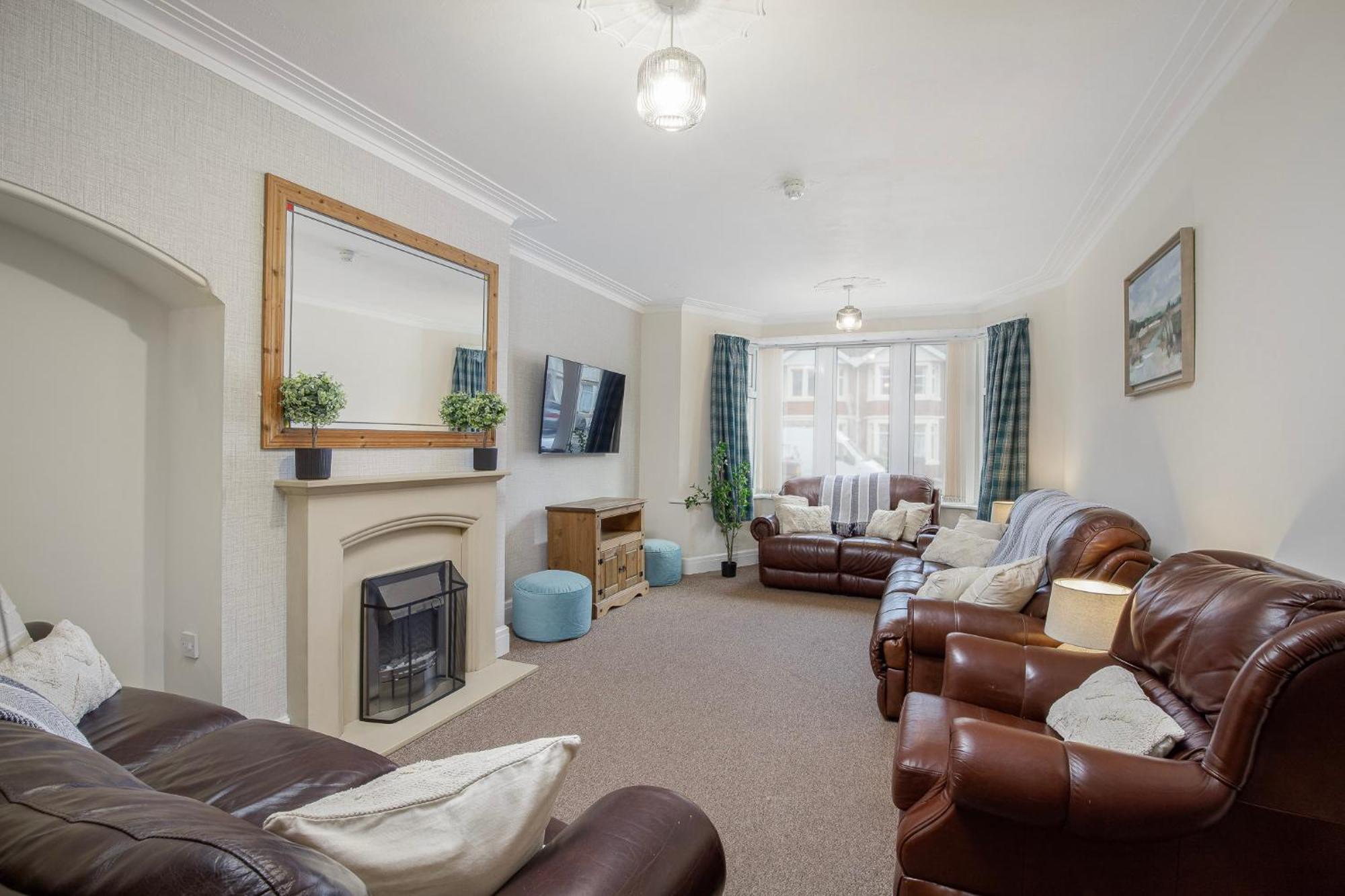 Arnside - Spacious 10-Bedroom Seaside Cottage 黑潭 外观 照片