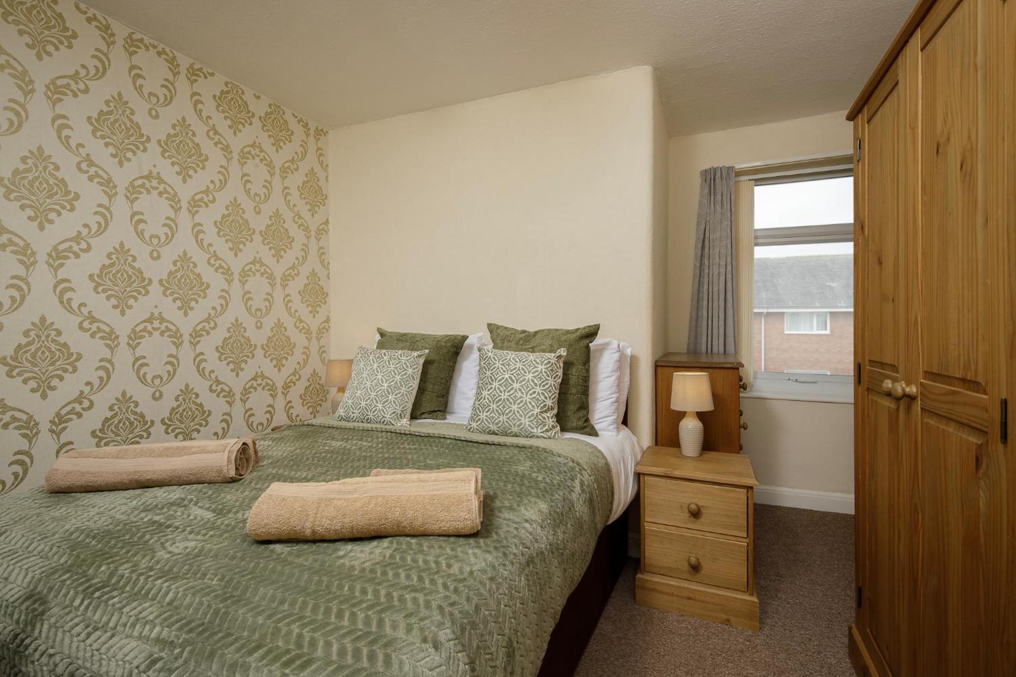 Arnside - Spacious 10-Bedroom Seaside Cottage 黑潭 外观 照片