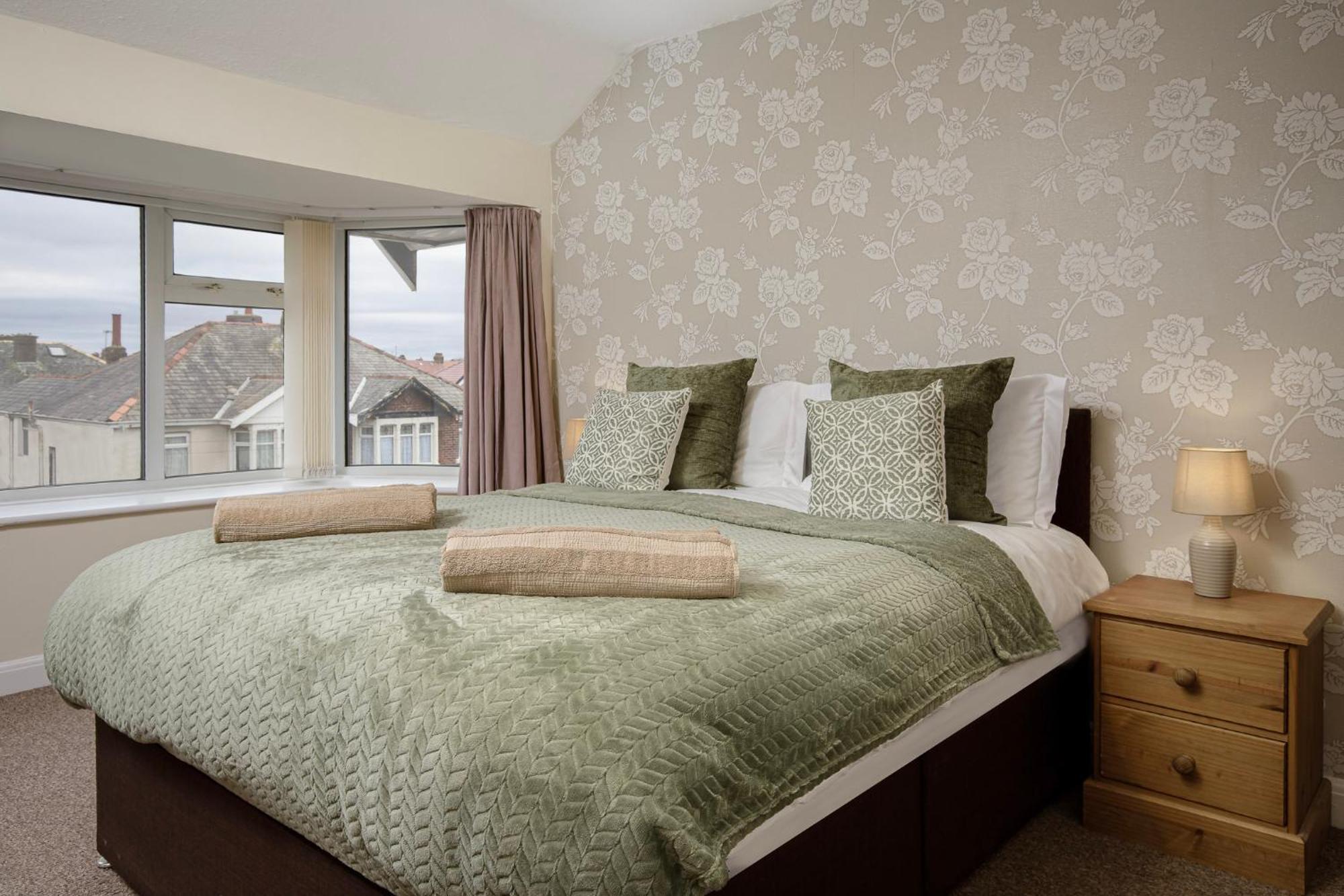 Arnside - Spacious 10-Bedroom Seaside Cottage 黑潭 外观 照片